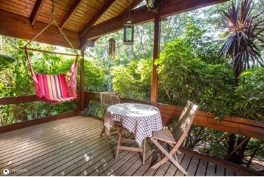 בקתות בכחול - החצר והבריכה