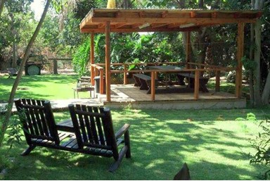 בקתות בכחול - החצר והבריכה