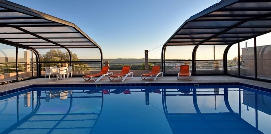 אצלנו בחצר - צוריאל הבריכה (1).jpg