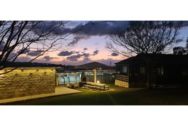 אצלנו בחצר - צוריאל