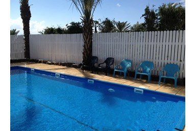 בקתות עץ אורן - החצר והבריכה