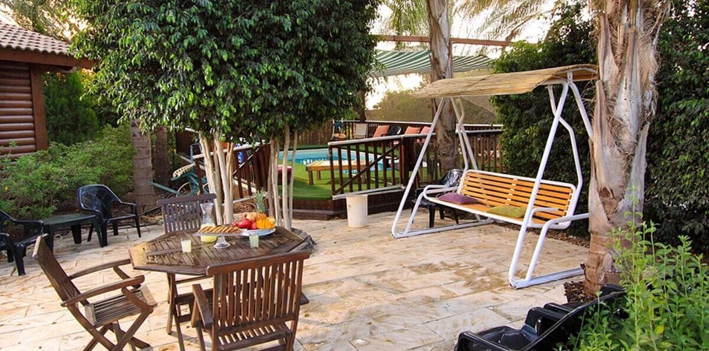 בקתות עץ אורן החצר והבריכה (11).jpg