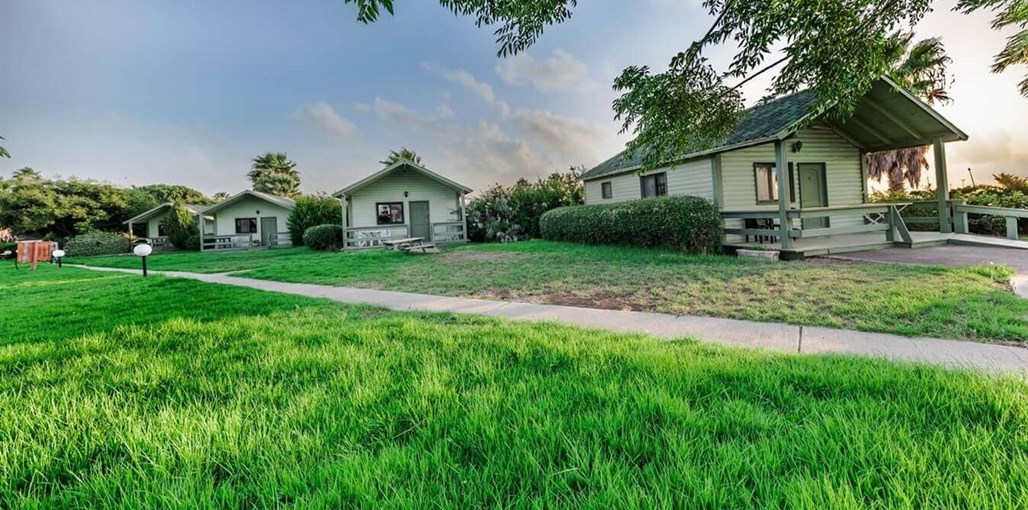 בקתות עץ מול חרמון החצר (54).jpg