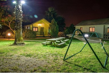 בקתות עץ מול חרמון - הבריכה והחצר