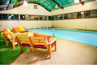 בקתות עץ מול חרמון - הבריכה והחצר