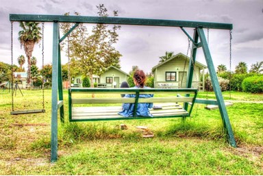 בקתות עץ מול חרמון - הבריכה והחצר