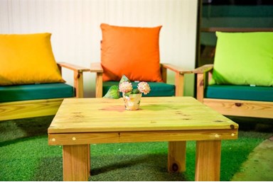 בקתות עץ מול חרמון - הבריכה והחצר