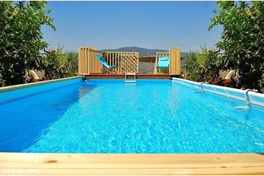 החזון של גץ - החצר והבריכה