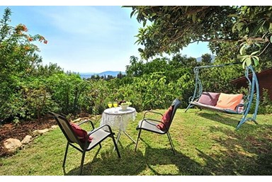 אהבה גלילית  - חצר ונוף