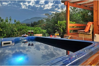 אהבה גלילית  - חצר ונוף