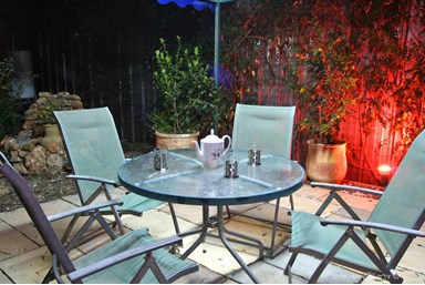 גן נמי - בקתות עץ רומנטיות - החצר