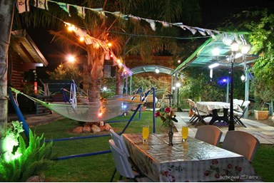 גן נמי - בקתות עץ רומנטיות - החצר