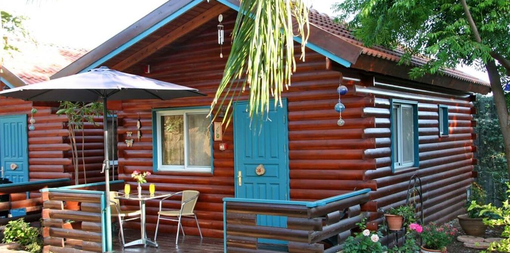 גן נמי - בקתות עץ רומנטיות חצר (13).JPG