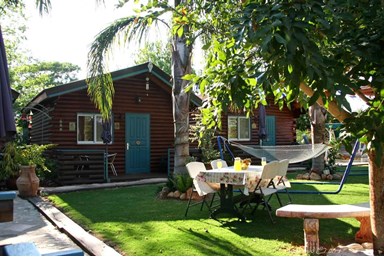 גן נמי - בקתות עץ רומנטיות - החצר