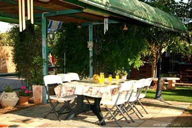 גן נמי - בקתות עץ רומנטיות - החצר