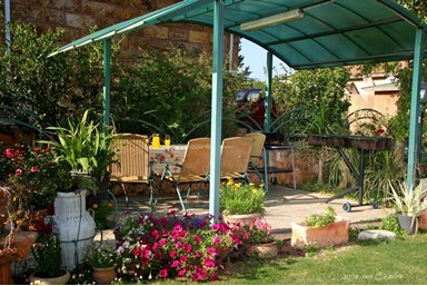 גן נמי - בקתות עץ רומנטיות - החצר