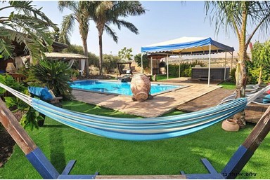 אהבה במרום - בריכה מקורה 