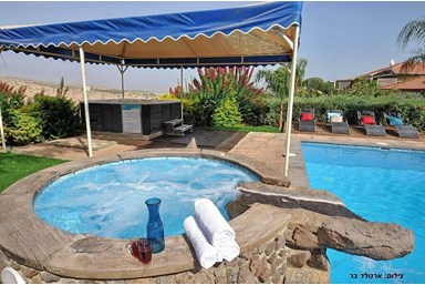 אהבה במרום - בריכה מקורה 