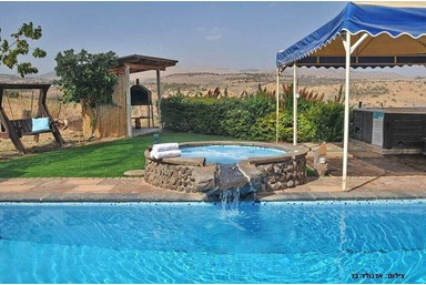 אהבה במרום - בריכה מקורה 