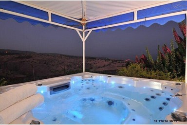 אהבה במרום - בריכה מקורה 