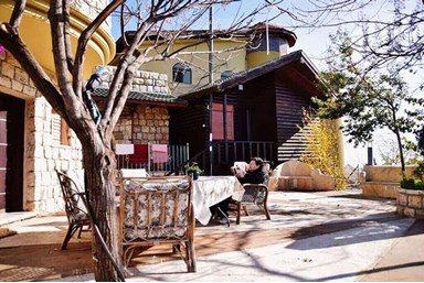 לגעת בשמיים - החצר והנוף