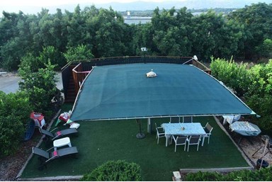 מול הקשת - החצר והבריכה