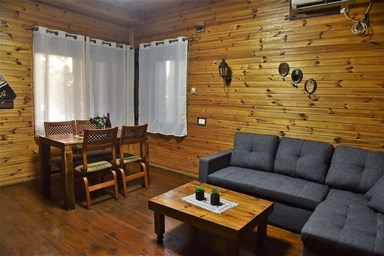 מול הקשת - בקתות העץ