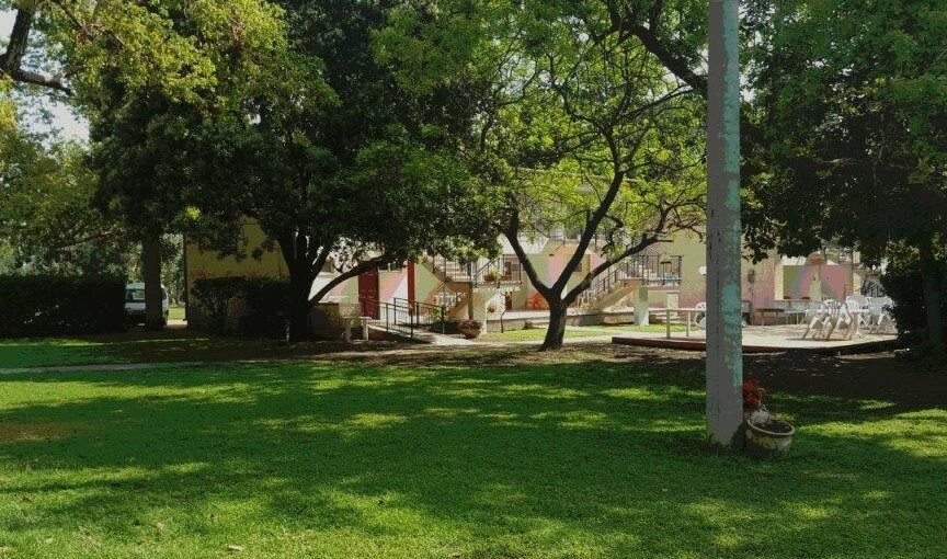 אירוח כפרי שמרת שמרת - חצר, בריכה וחדר אוכל (2).jpg