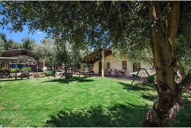 צליל בגליל - החצר והבריכה