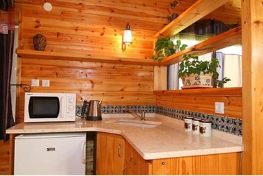 בקתה בגבעה - בקתות העץ