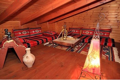 אלאדין - בקתות ומערות - החצר והבריכה 