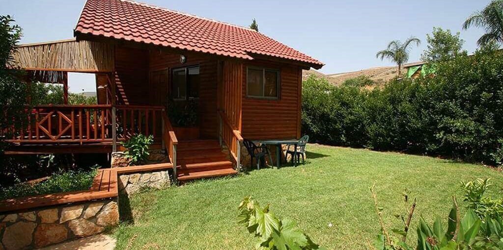 בקתות נחל דישון חצר (3).jpg