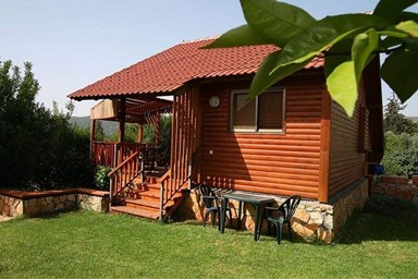 בקתות נחל דישון - מרפסות הגן והחצר