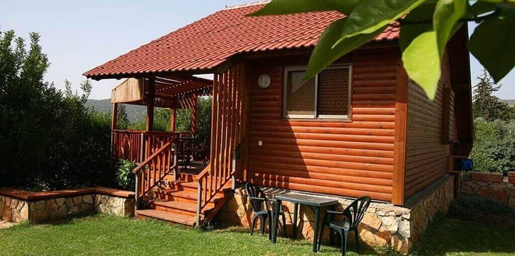 בקתות נחל דישון חצר (2).jpg