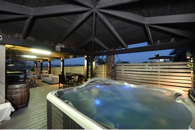 לוז כנרת - החצר והבריכה