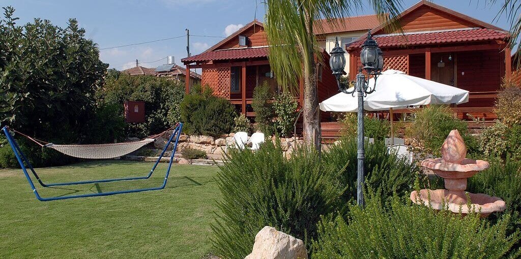 בקתות חיי בקתות חיי - החצר (3).jpg