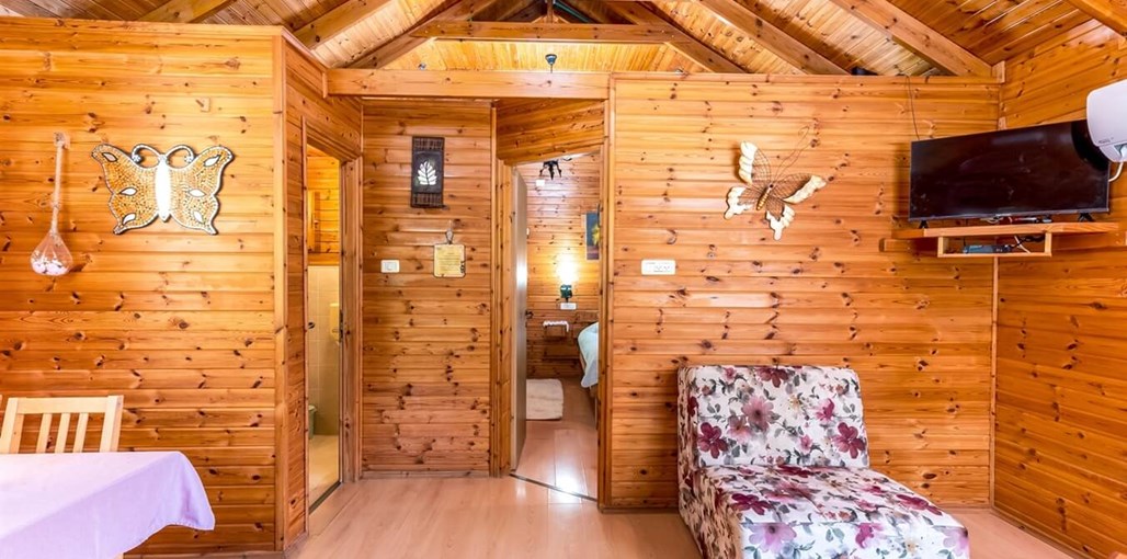 צימרים בקתות הורדים יחידה 1  (1).jpg