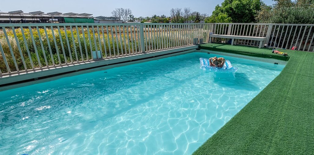 בצל הגלבוע הבריכה והחצר (13).jpg