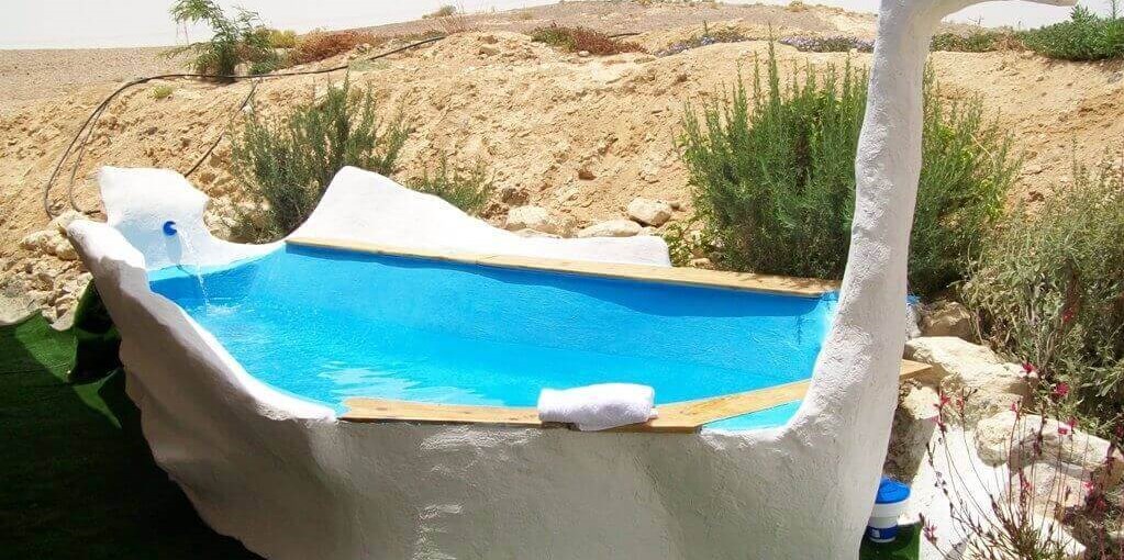 חוות מתנת מדבר בריכת צימר.JPG