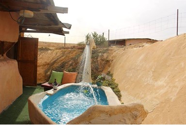 חוות מתנת מדבר - הבריכה ומתחם החוץ