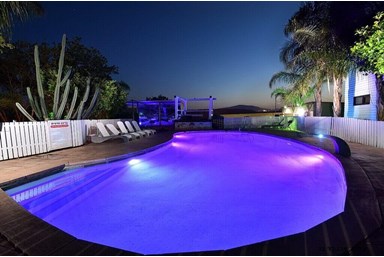 ניחוח התמר - החצר והבריכה