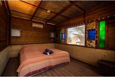 חאן שקדי - מסע מדבר - בקתות עץ