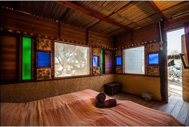 חאן שקדי - מסע מדבר - בקתות עץ