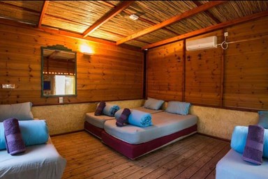 חאן שקדי - מסע מדבר - בקתות עץ