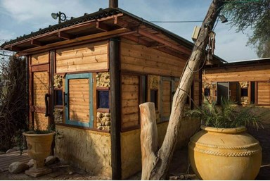 חאן שקדי - מסע מדבר - בקתות עץ