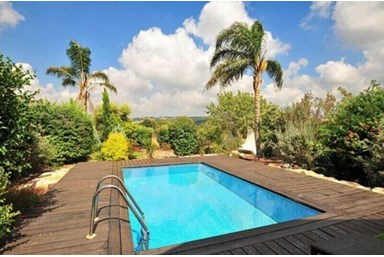 סוויטות אוויר הרים - החצר והבריכה