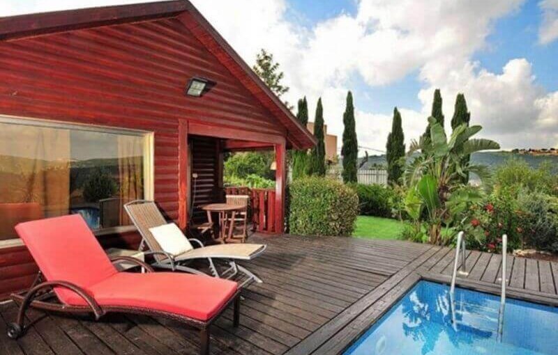 סוויטות אוויר הרים המתחם והבריכה (4).jpg