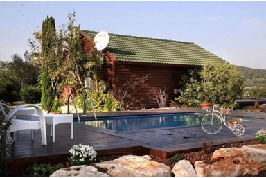 סוויטות אוויר הרים - החצר והבריכה