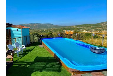 בקתות עץ בין העננים - הבריכה והנוף