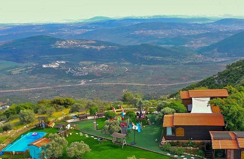 בקתות עץ בין העננים צימר בקתות עץ בין העננים - מתחם החוץ (4).jpg